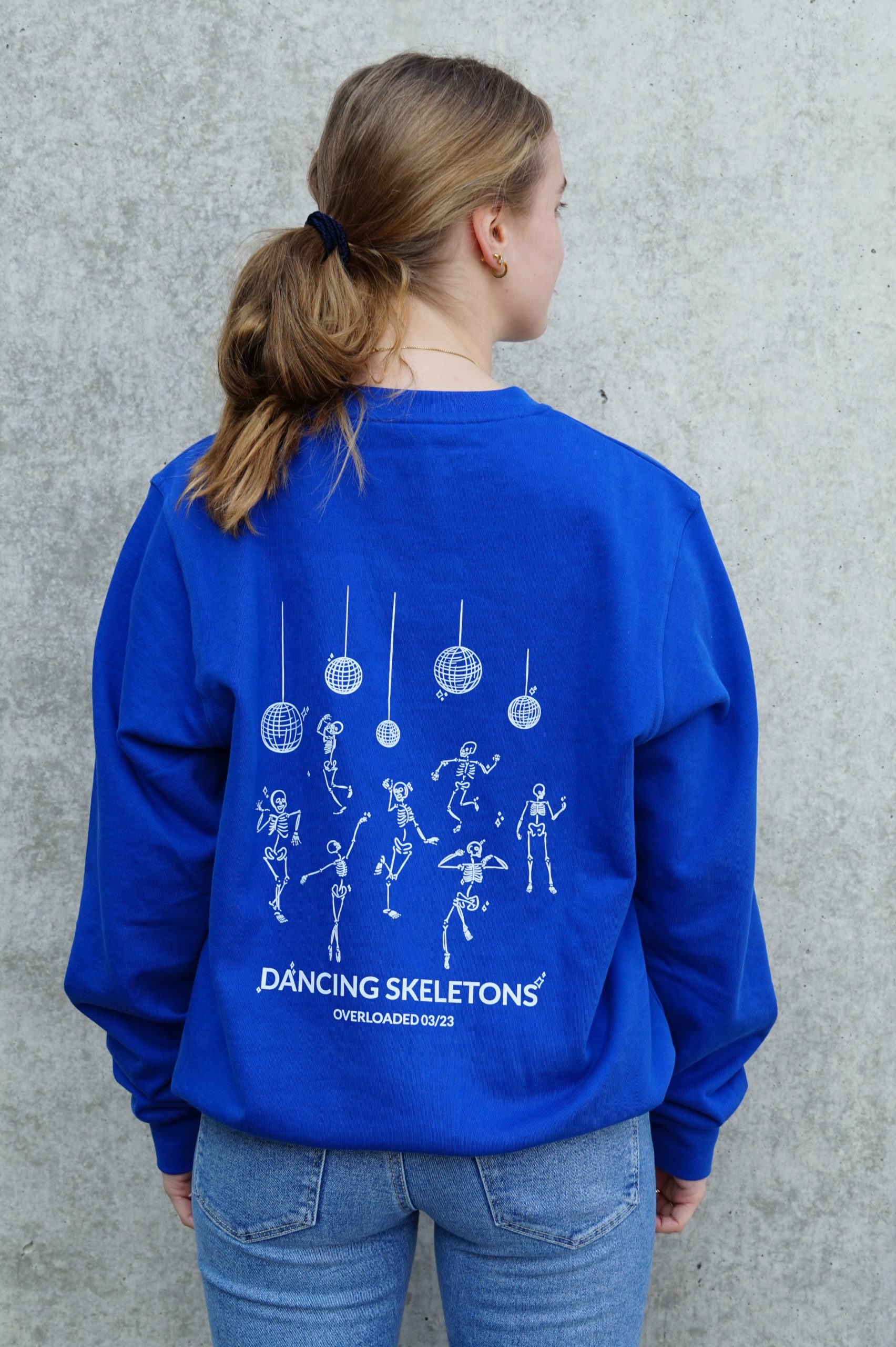 Dancing Skeletons Sweater Blau