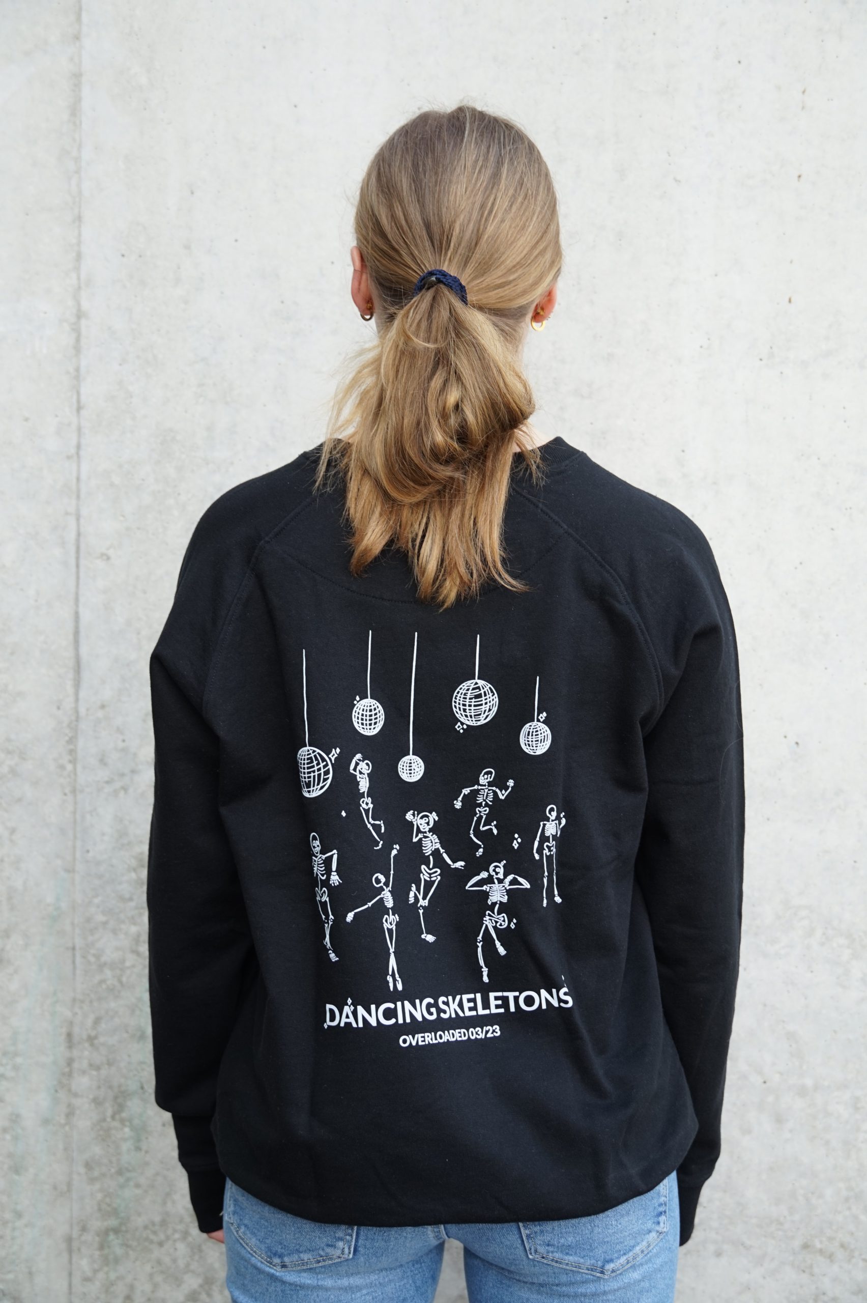 Dancing Skeletons Sweater Schwarz